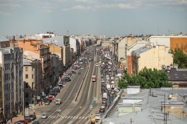 Saint-Petersburg, Rusya, 21.05.2018: Görünüm çatıdan Ligovsky Prospekt üzerinde trafik ve Mosksvskiy Tren İstasyonu ile. Rusya. Saint-Petersburg.
