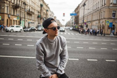 şehrin tarihi merkezinde şık yakışıklı.