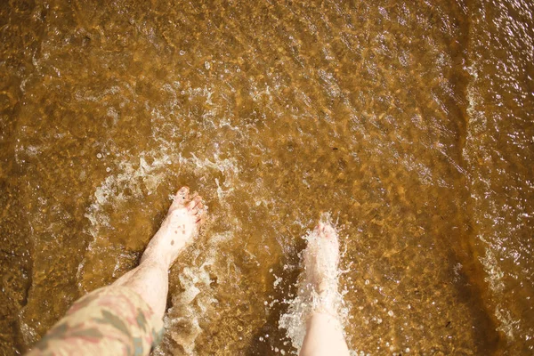 两条腿溅海水。夏日快乐 — 图库照片