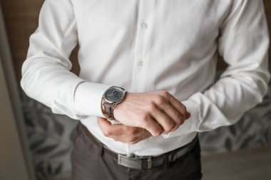 İşadamı veya saatler zaman kontrol damat