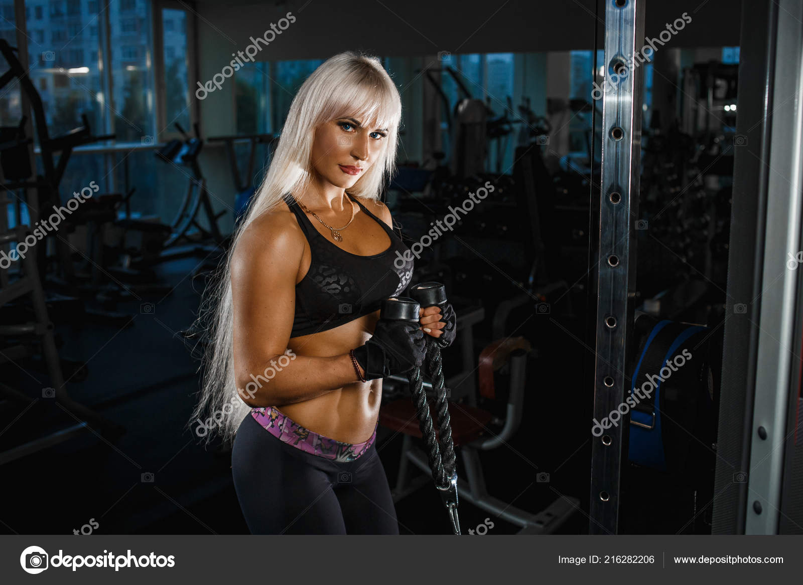 Femme De Sport Fitness Dans Des Vêtements De Sport à La Mode Posant Dans La  Salle De Gym
