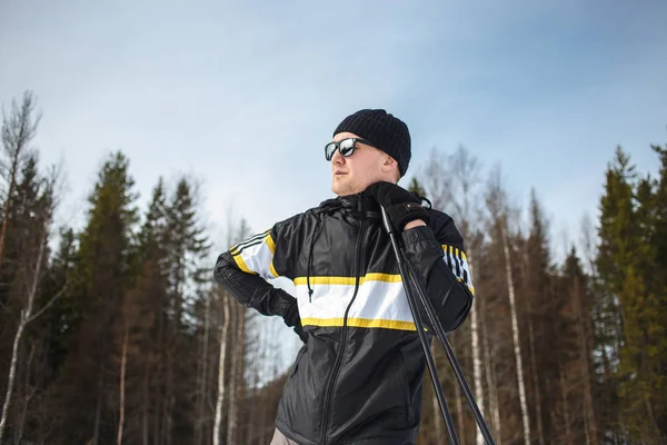 Человек среднего возраста на лыжном отдыхе в лесу — стоковое фото