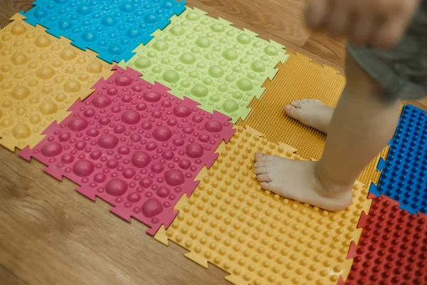 Toddler di baby foot pijat mat. Latihan untuk kaki pada karpet pijat ortopedi. Tikar lantai teka-teki pijat ortopedi untuk pengembangan anak — Stok Foto