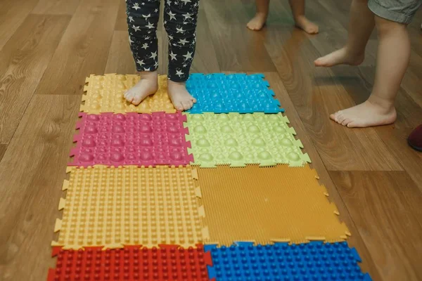 Küçük bebekler bebek yürüyerek mat masaj. Ortopedik bacaklarına tatbikatların halı masaj. Ortopedik masaj bulmaca paspaslar çocukların gelişimi için