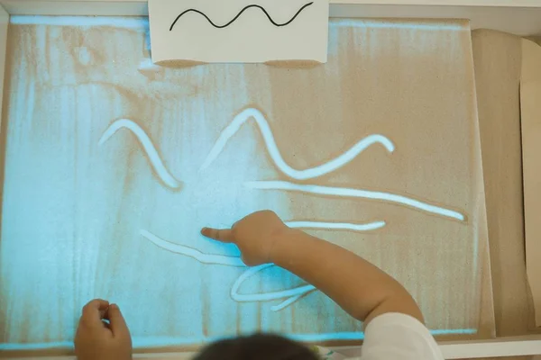 Anak-anak melukis di kotak pasir interaktif, animasi pasir — Stok Foto