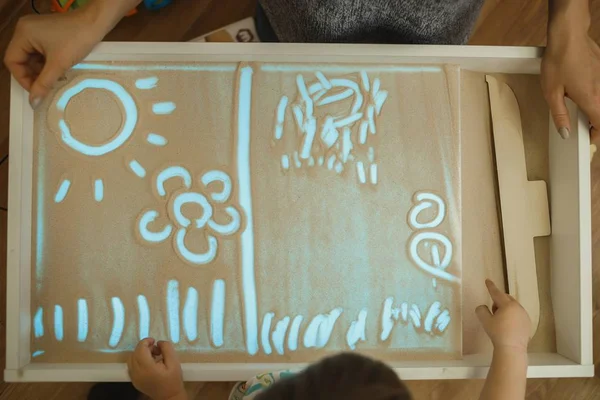 इंटरैक्टिव रेत बॉक्स में बच्चों पेंटिंग , रेत एनिमेशन — स्टॉक फ़ोटो, इमेज