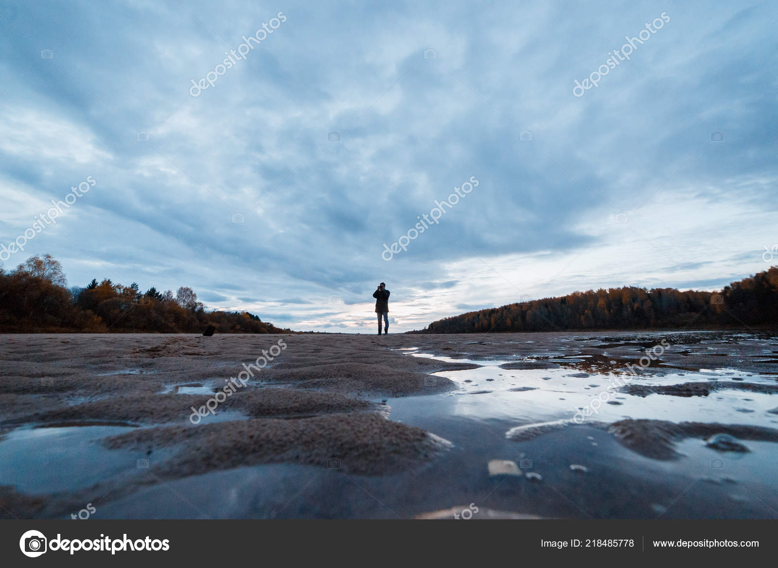 Любительская эротическая фотосессия у реки (59 фото)