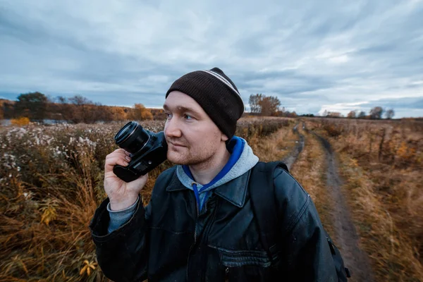 Amateurfotograf bewundert die Herbstkulisse der Waldstraße. Landschaftstherapie — Stockfoto