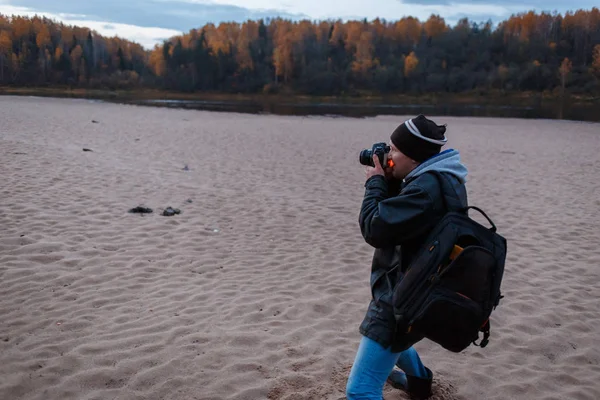 Вид збоку фотографа-аматора, що знімає осінні пейзажі лісової дороги. Ландшафтна терапія — стокове фото