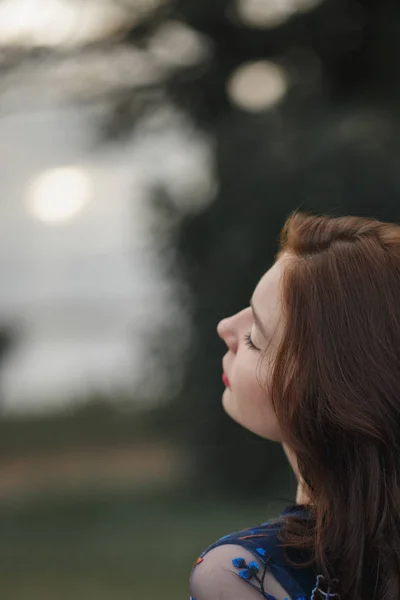 Retrato de uma menina bonita em um cenário de outono, cabelo encaracolado com os olhos fechados. Conceito beleza, saúde, silêncio, serenidade, harmonia — Fotografia de Stock