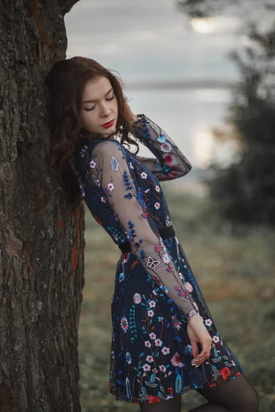 Aproveita o silêncio. Retrato de uma menina bonita em um cenário de outono. Fêmea esbelta com cabelo encaracolado, olhos fechados apreciando a natureza do outono perto da árvore velha. Conceito beleza, saúde, silêncio, serenidade — Fotografia de Stock