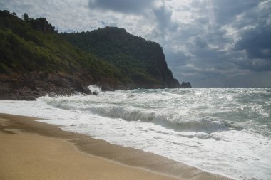 Mavi fırtınalı denizde üzerinden görünüm, nd castle hill Alanya, Kleopatra Plajı Akdeniz Türkiye