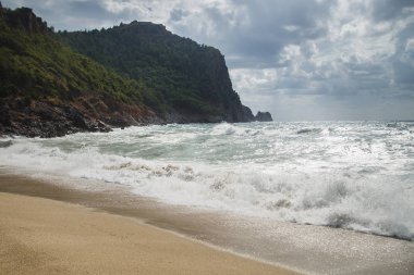 Mavi fırtınalı denizde üzerinden görünüm, nd castle hill Alanya, Kleopatra Plajı Akdeniz Türkiye