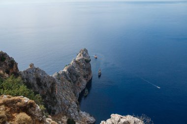 Korsan gemi ve ni deniz kaya. Görünümden Alanya Kalesi, Antalya, Türkiye