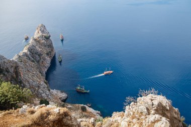 Korsan gemi ve ni deniz kaya. Görünümden Alanya Kalesi, Antalya, Türkiye