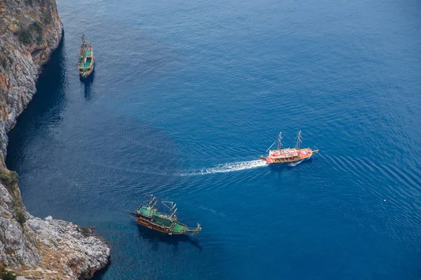 Korsan gemi ve ni deniz kaya. Görünümden Alanya Kalesi, Antalya, Türkiye