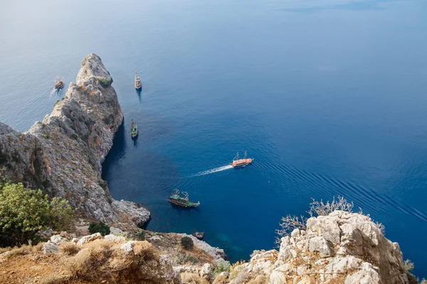 Piratenschiffe und Felsen im Meer. Blick von der alanya Burg in Antalya, Türkei — Stockfoto