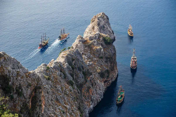 Πειρατικές πλοίων και βράχια ni στη θάλασσα. Θέα από το κάστρο Alanya σε Αττάλεια, Τουρκία — Φωτογραφία Αρχείου