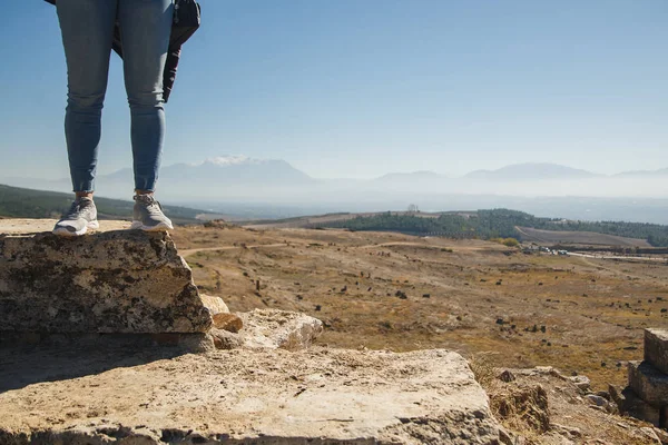 Touristinnen in antiken Ruinen. Panoramablick in die Berge. Kopierraum. Tourismuskonzept — Stockfoto