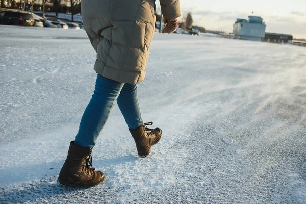 Vrouw in winterkleren gaande van koude winter straat. Sneeuwstorm vegen, motregen — Stockfoto