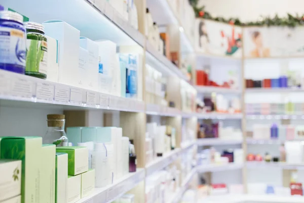 Prateleiras com produtos de cuidados com a pele e cabelo em uma loja de cosméticos — Fotografia de Stock