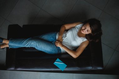 Üstten görünüm office koltukta oturan genç iş kadını