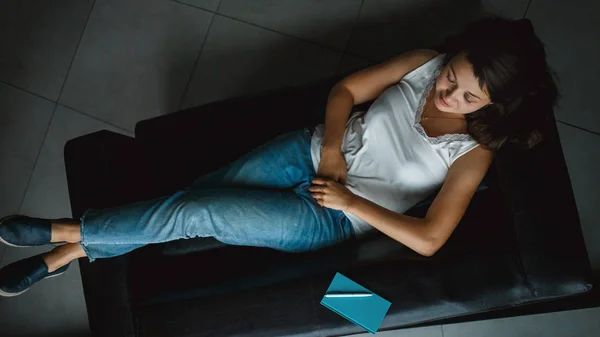 Молодая деловая женщина отдыхает на офисном диване, вид сверху — стоковое фото