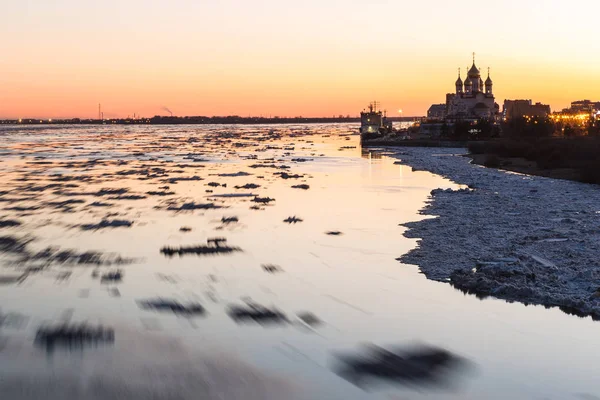 Arkhangelsk, Rusya'nın Kuzey Dvina Nehri'nde buz drift. Güzel buz hareket akşam peyzaj — Stok fotoğraf