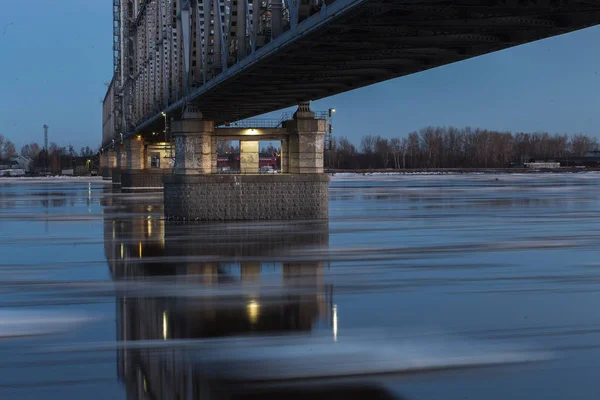 Buz güzel görünümü drift Arkhangelsk, Rusya demiryolu köprüsü altında. Manzara akşam güzel buz hareket Kuzey Dvina Nehri üzerinde — Stok fotoğraf