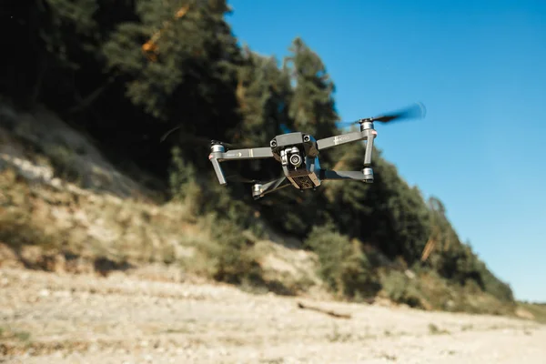 Drone Dji Mavic Pro vliegen over het boslandschap — Stockfoto