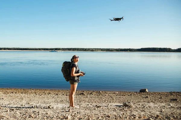 Vrouw toeristische lancering van de drone met de afstandsbediening. — Stockfoto