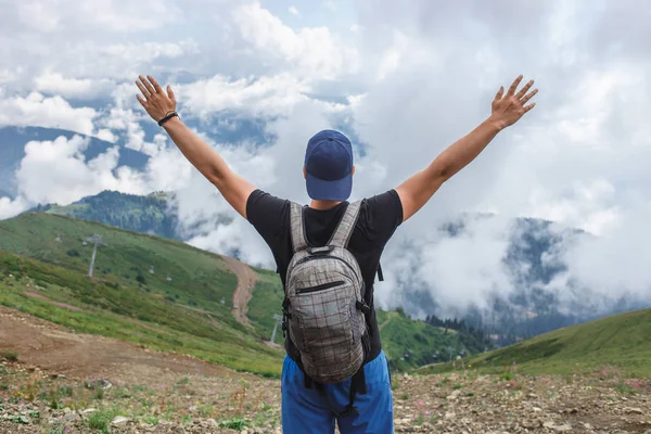 Mann erhob die Hände in der Berglandschaft. Freiheit und Sorglosigkeit — Stockfoto