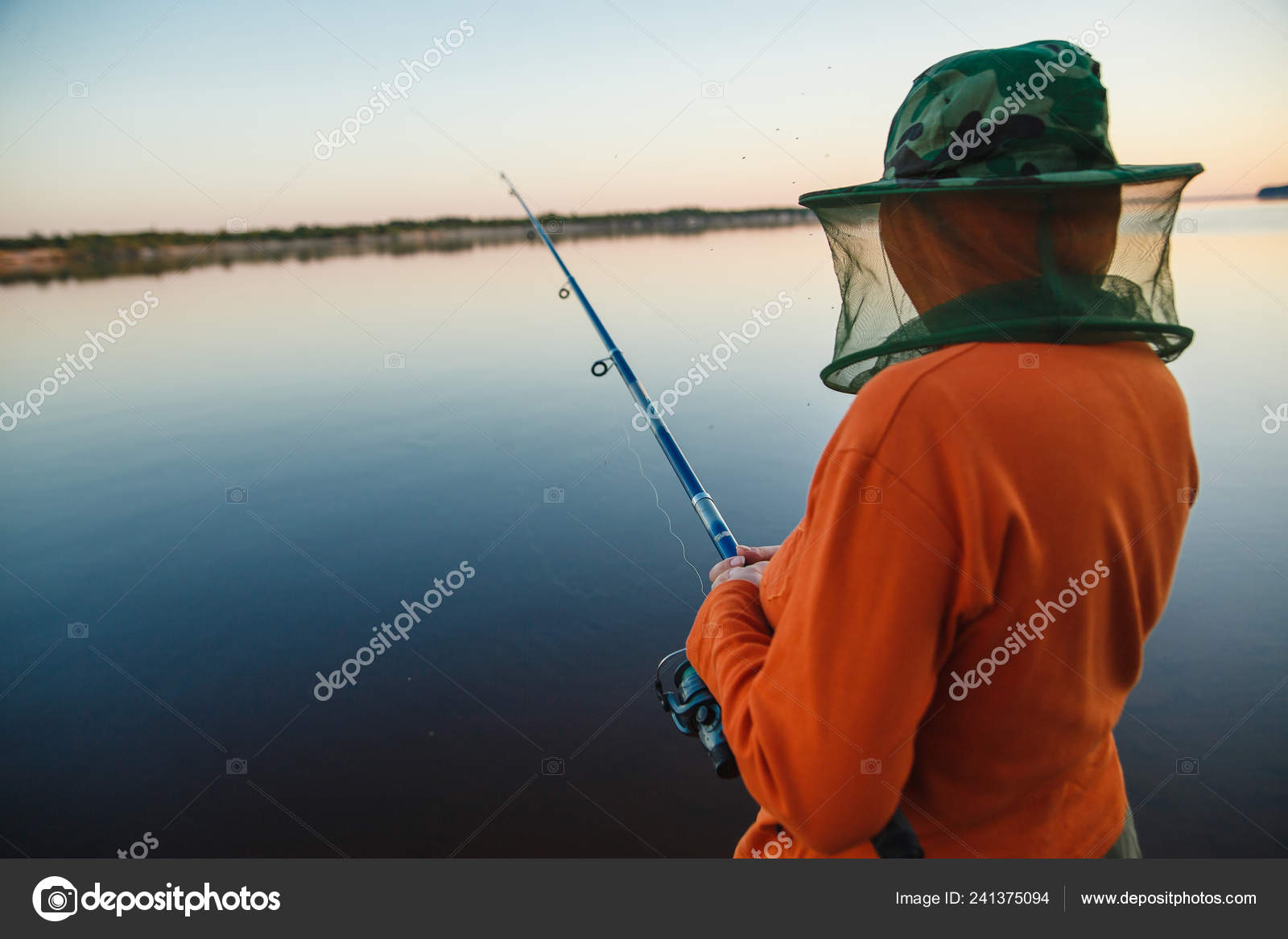 Mujer joven en la pesca de mosquiteros con caña de pescar en la