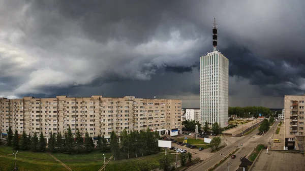 Poros petir akan datang ke kota Arkhangelsk — Stok Foto