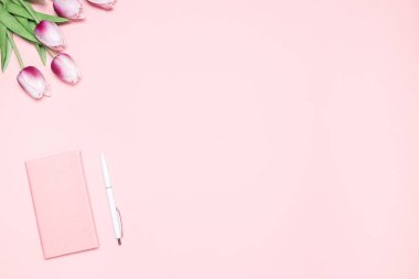 Mor laleler, pembe günlüğü, beyaz kalem ile pembe renkli resepsiyon. Minimalist düz blogcular, tasarımcılar, dergi vb kopya alanı ile kompozisyon yatıyordu