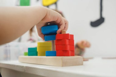 Çok renkli eğitim oyunları, mozaik ve bulmacalar tablo oynayan küçük çocuklar