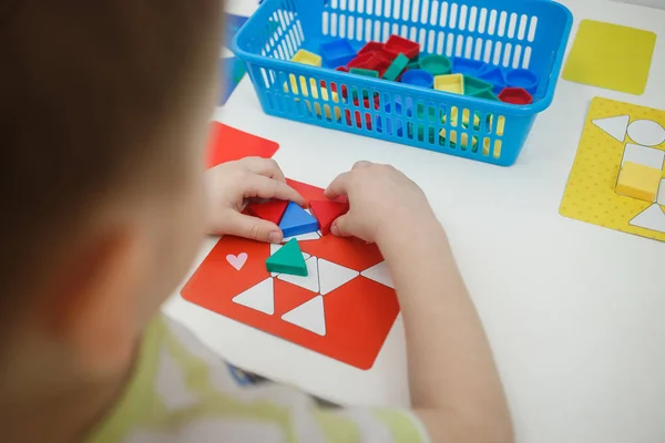 Toddlers bermain multi warna permainan pendidikan, mosaik dan teka-teki meja — Stok Foto