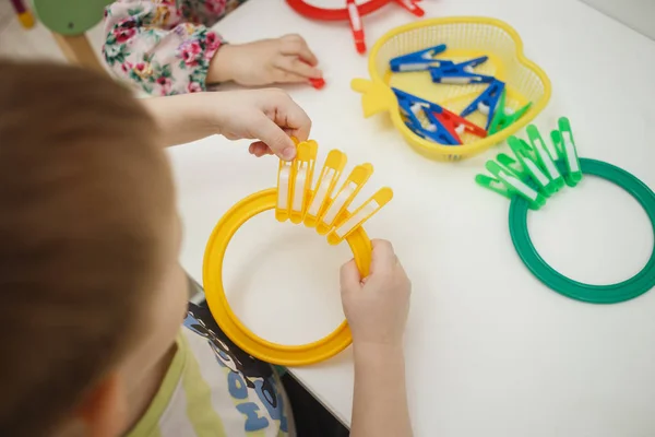 Çok renkli eğitim oyunları, mozaik ve bulmacalar tablo oynayan küçük çocuklar — Stok fotoğraf