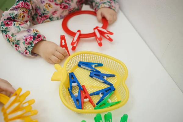 Småbarn som spelar spel, mosaik och pussel mångfärgade undervisningsbord — Stockfoto