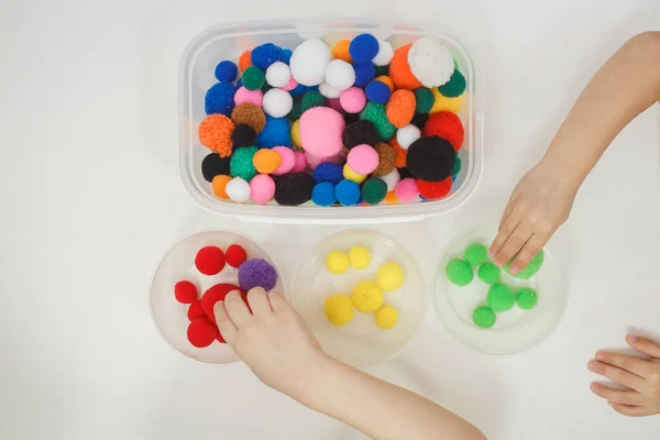 Peuters spelen veelkleurige educatieve spellen, mozaïek en puzzels tabel — Stockfoto