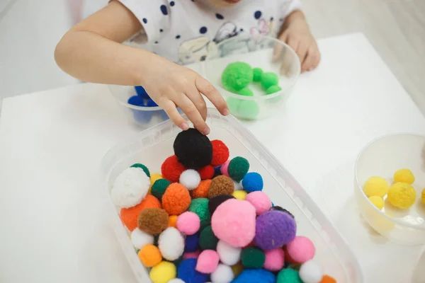 Niños jugando juegos educativos multicolores, mosaico y mesa de puzzles — Foto de Stock