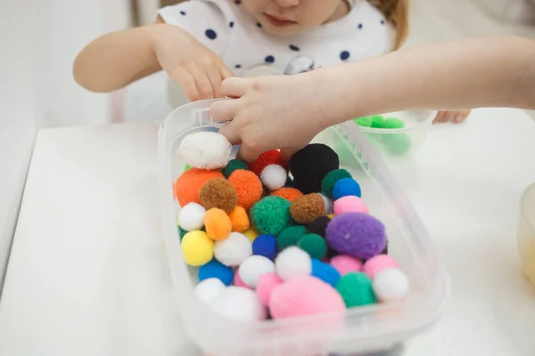 Småbarn som spiller flerfargede pedagogiske spill, mosaikk og puslebord – stockfoto