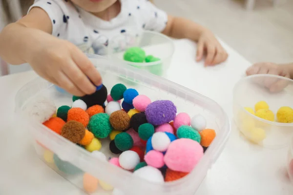 Niños jugando juegos educativos multicolores, mosaico y mesa de puzzles — Foto de Stock