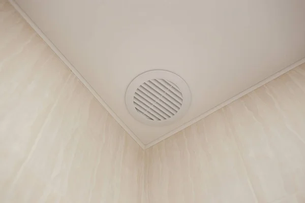 Вентилятор для ванны. Система вентиляции ванной комнаты . Лицензионные Стоковые Фото