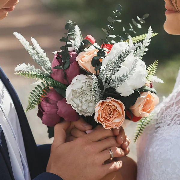 Novia Novio Sosteniendo Ramo Nupcial Con Rosas Púrpura Cremosa Blanca — Foto de Stock