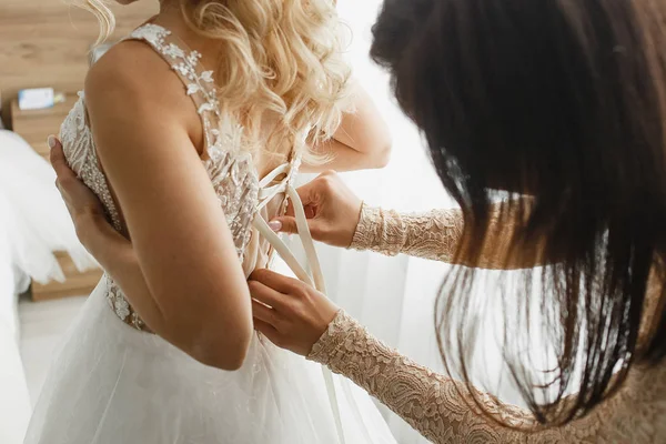 Druhna więzi koronki suknia ślubna dla panny młodej — Zdjęcie stockowe