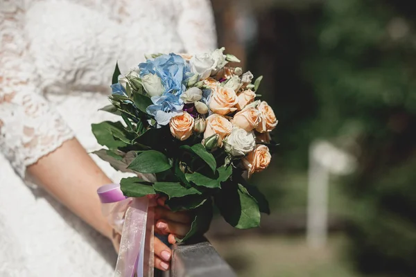Ramo nupcial con flores blancas y cremosas y flores azules al aire libre . — Foto de Stock