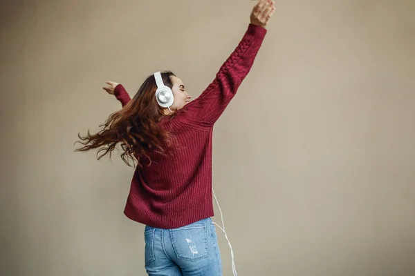 Aproveite a música. Jovem feliz música agradável em fones de ouvido . — Fotografia de Stock