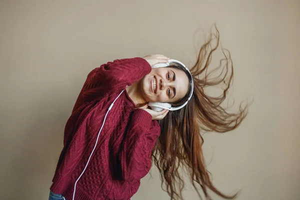 Nikmati musiknya. Wanita muda yang bahagia menyenangkan musik di headphone . — Stok Foto