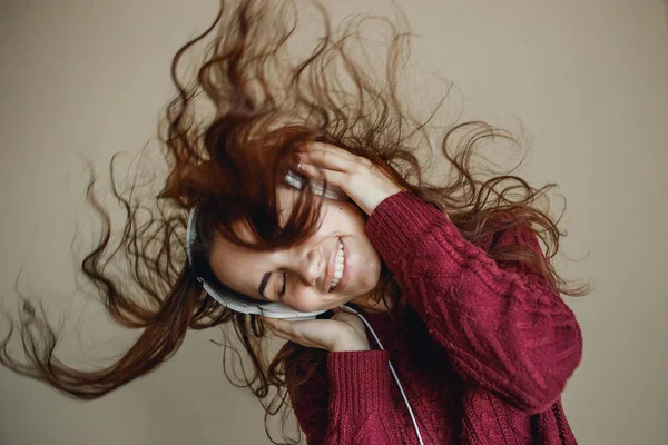 Aproveite a música. Jovem feliz música agradável em fones de ouvido . — Fotografia de Stock